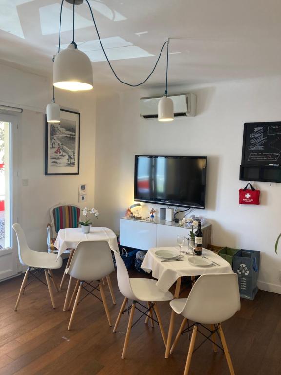 Cannes City B&B tesisinde bir restoran veya yemek mekanı