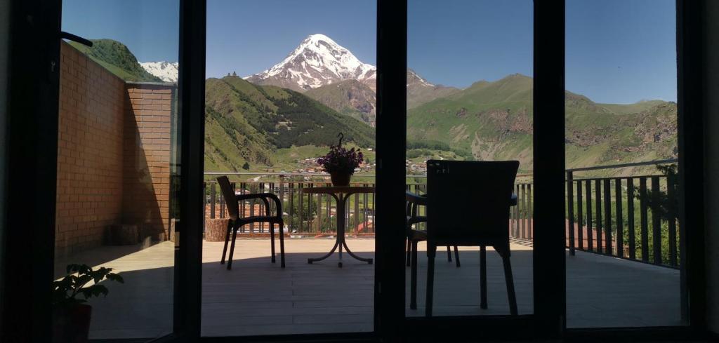 Vista general d'una muntanya o vistes d'una muntanya des de l'hostal o pensió