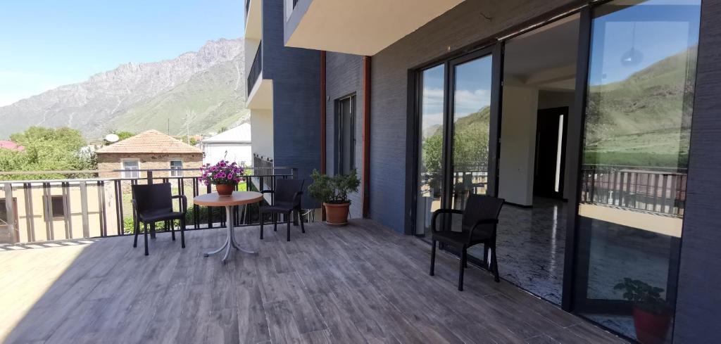 Vista general d'una muntanya o vistes d'una muntanya des de l'hostal o pensió
