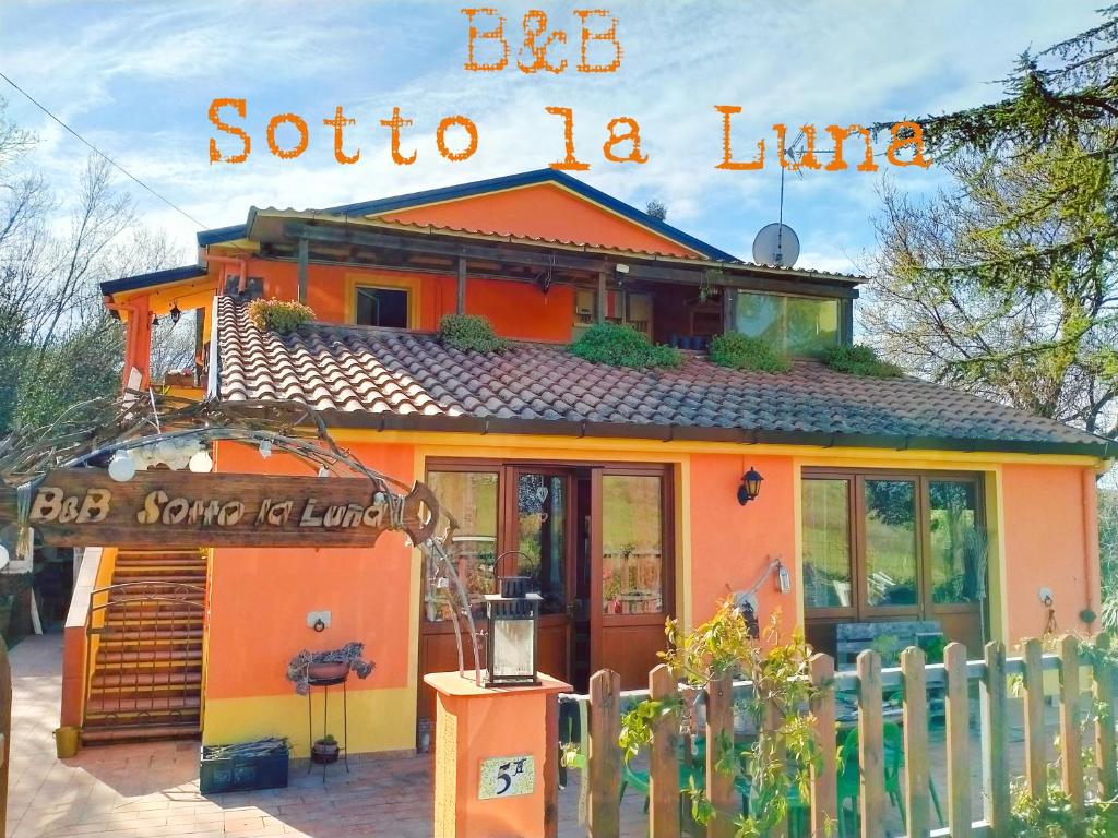 un pequeño edificio naranja con un letrero que lee tan tofu la line en B&B Sotto la Luna, en Agugliano