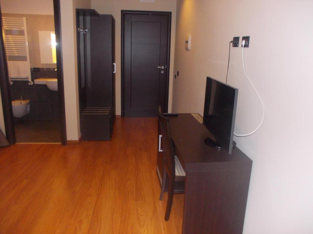 Televízia a/alebo spoločenská miestnosť v ubytovaní Hotel Nautilus