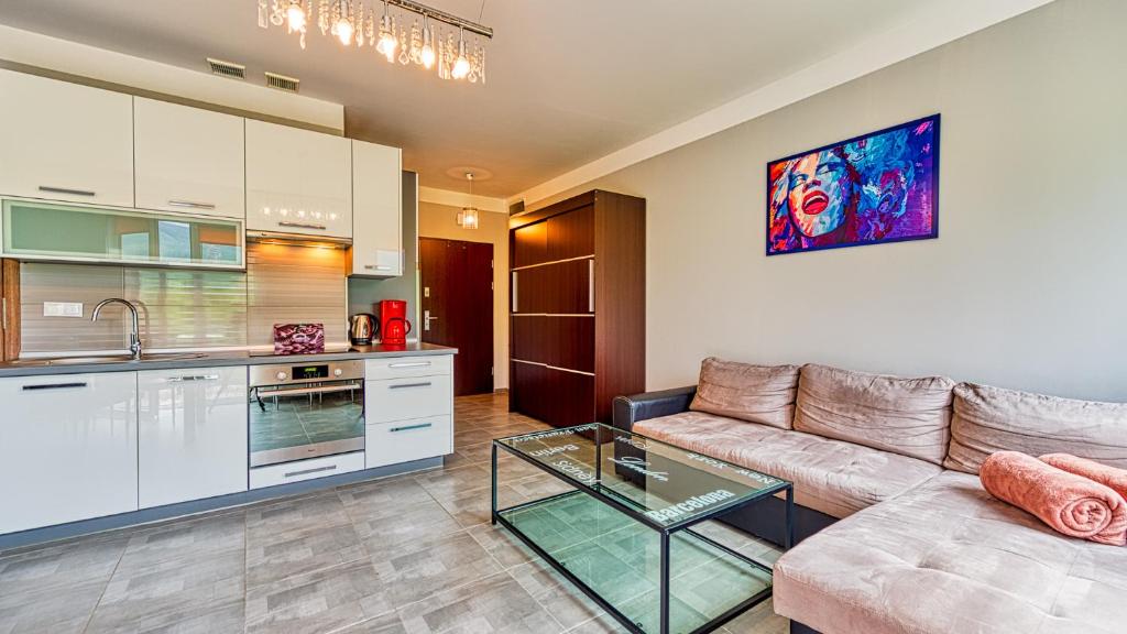 Kuchyňa alebo kuchynka v ubytovaní Apartamenty Cicha by Royal Aparts