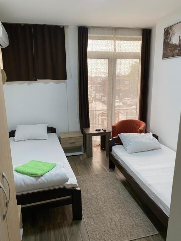 um quarto com duas camas e uma janela em PRENOCISTE BAMBI em Vranje