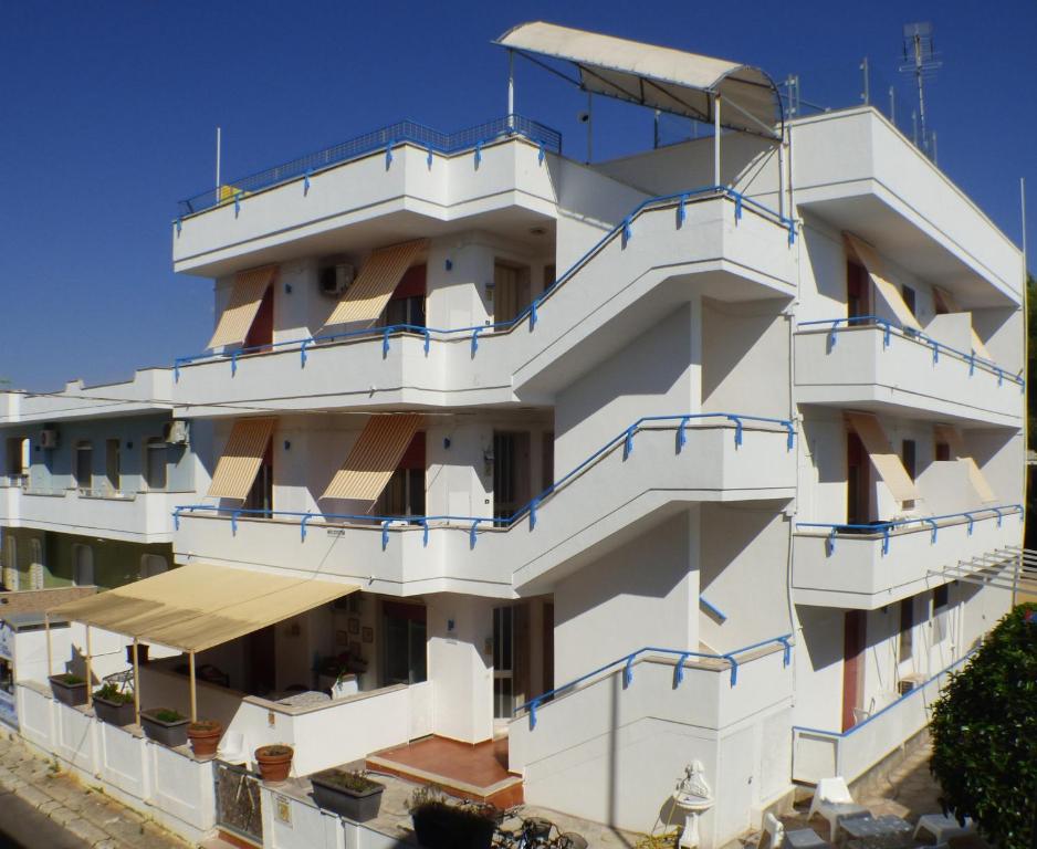 - un bâtiment blanc avec balcon dans l'établissement Casa Vacanze Donn'Anna, à Porto Cesareo