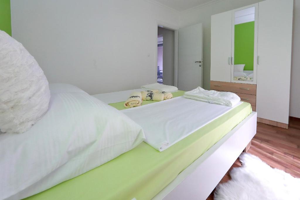Postel nebo postele na pokoji v ubytování Apartments Nikić