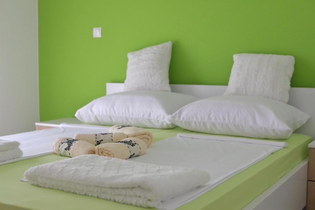 Postel nebo postele na pokoji v ubytování Apartments Nikić