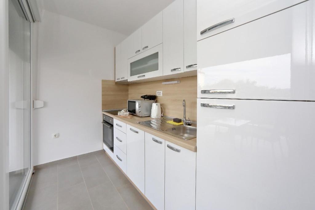 Kuchyň nebo kuchyňský kout v ubytování Apartments Nikić