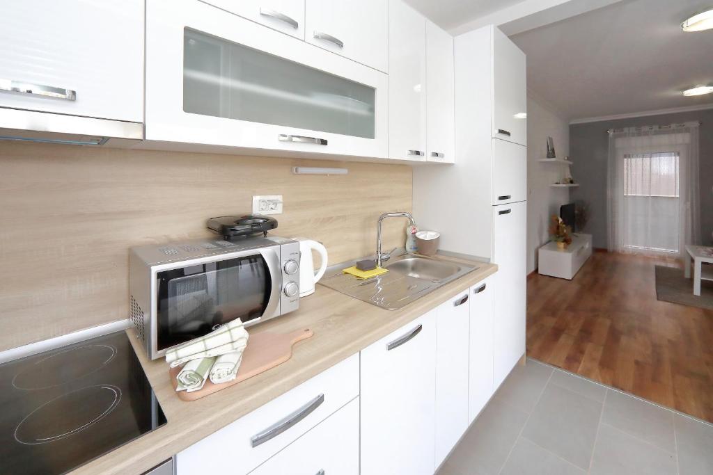 Kuchyň nebo kuchyňský kout v ubytování Apartments Nikić