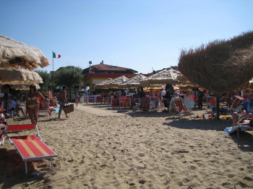 een strand met parasols en mensen op het zand bij Holiday Dreams in Francavilla al Mare
