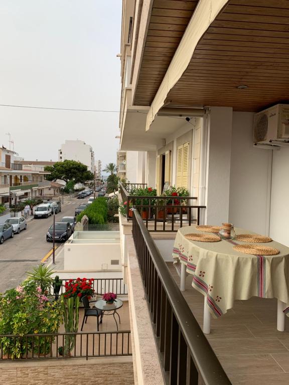 balcón con mesa y vistas a la calle en Valem, en Can Picafort