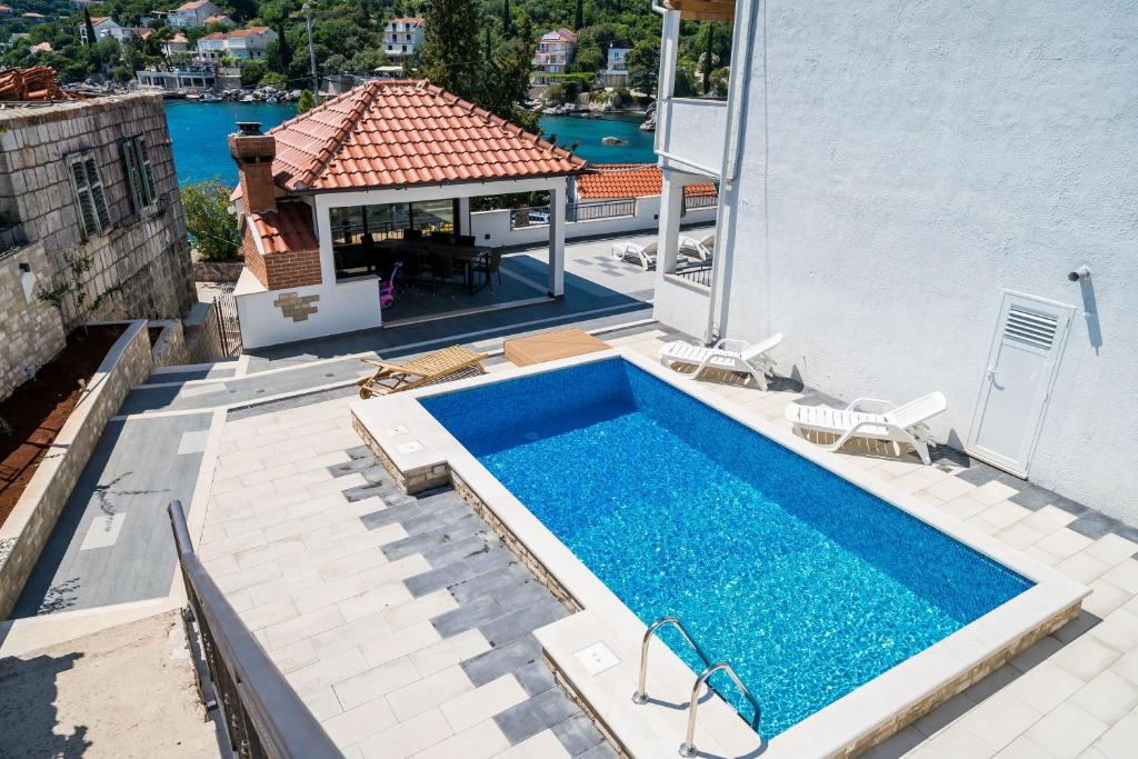 uma piscina no telhado de uma casa em Mata Family Apartments em Molunat
