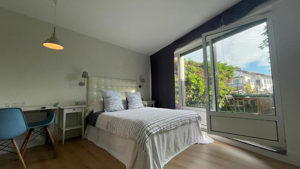Кровать или кровати в номере Apartamentos El Caserio