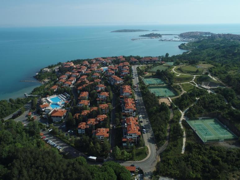 Private holiday flat by seaside - Santa Marina- Sozopol في سوزوبول: اطلالة جوية لمنتجع قريب من الماء