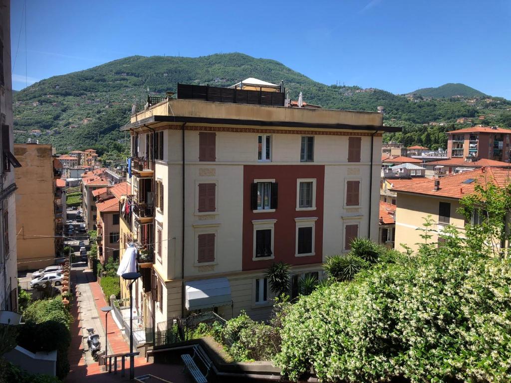 un edificio in una città con una montagna sullo sfondo di Appartamento Holiday Cinque Terre a La Spezia