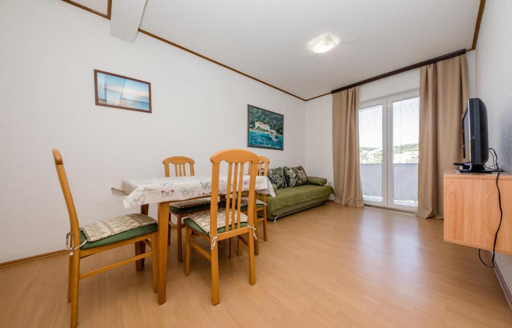 TV a/nebo společenská místnost v ubytování Apartments Halovic
