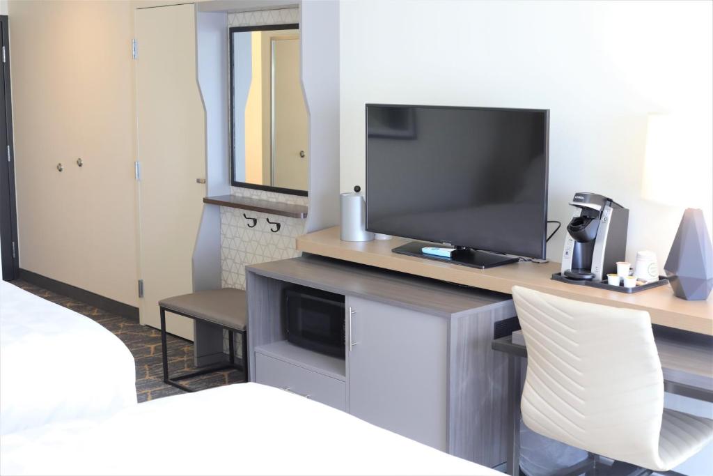 Holiday Inn & Suites St. Cloud, an IHG Hotel - 