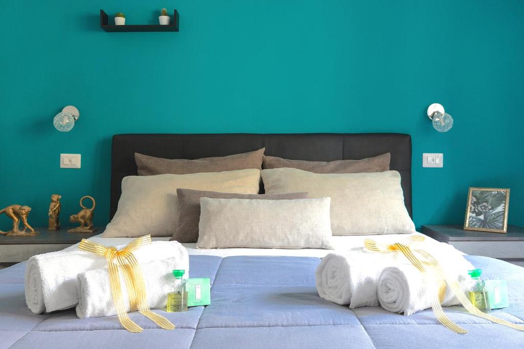 ローマにあるHoms Sweet Homeの青いベッドルーム(タオル付きのベッド付)