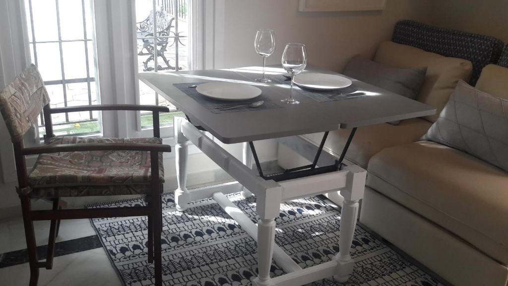 エステポナにあるCasita del Relojの白いテーブル(ワイングラス2杯付)とソファ