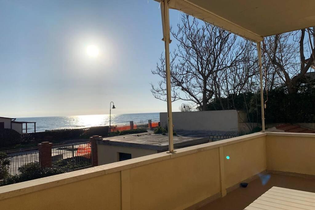 vistas al océano desde el balcón de una casa en Casetta Sirenetta, en Castiglione della Pescaia