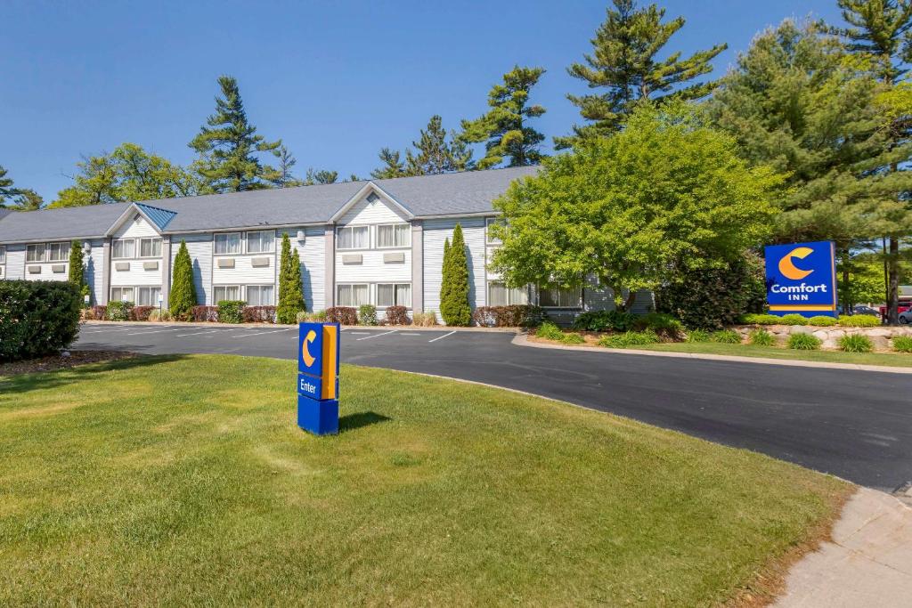 un edificio con un letrero al lado de una carretera en Comfort Inn Traverse City, en Traverse City