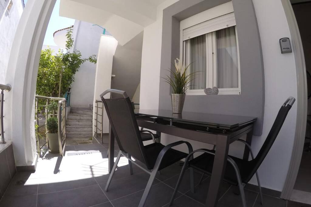 Balkón alebo terasa v ubytovaní Polychrono New 2 Bedroom Apt. Just By The Sea!