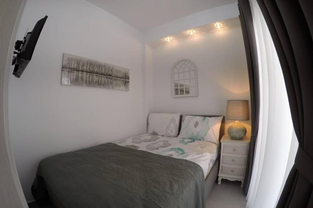 Posteľ alebo postele v izbe v ubytovaní Polychrono New 2 Bedroom Apt. Just By The Sea!