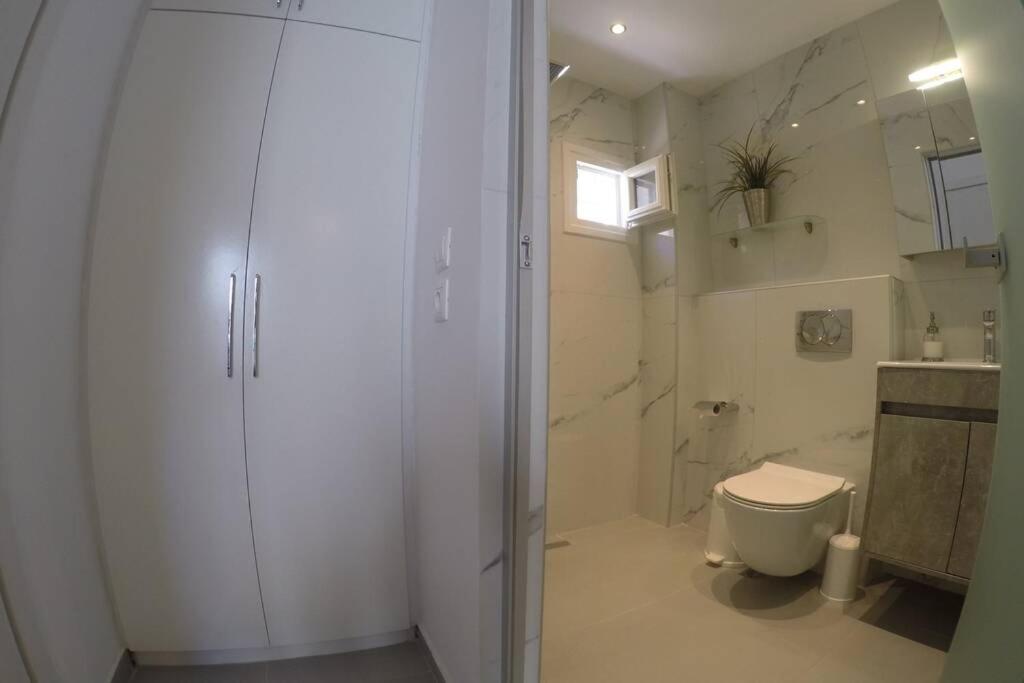 Kúpeľňa v ubytovaní Polychrono New 2 Bedroom Apt. Just By The Sea!