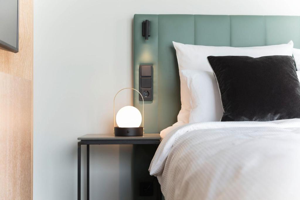 Postel nebo postele na pokoji v ubytování SOLLER Business Hotel - Munich Airport MUC