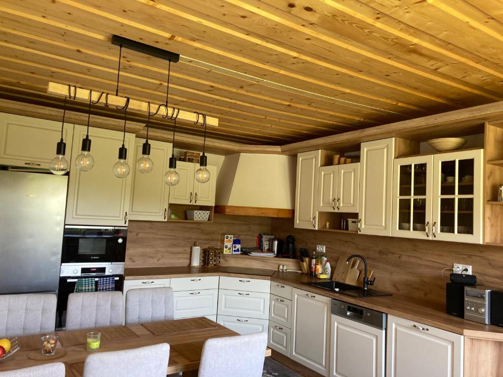 A kitchen or kitchenette at Chalupa v prírode