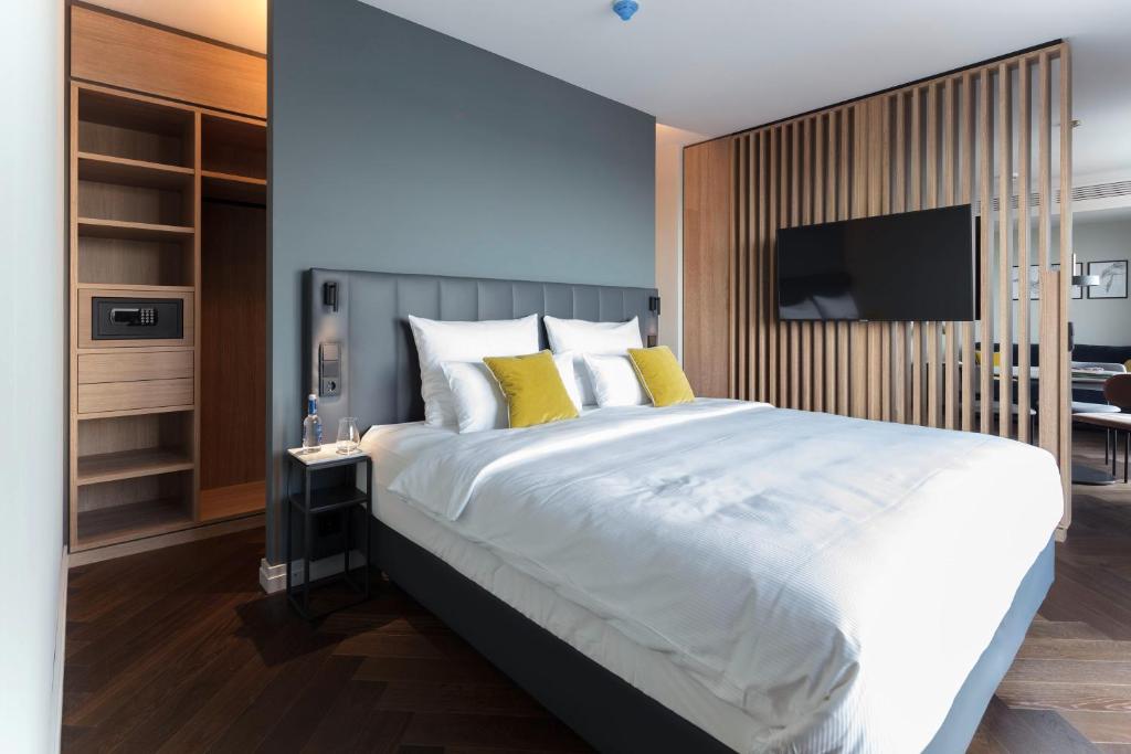 Tempat tidur dalam kamar di SOLLER Business Hotel - Munich Airport MUC