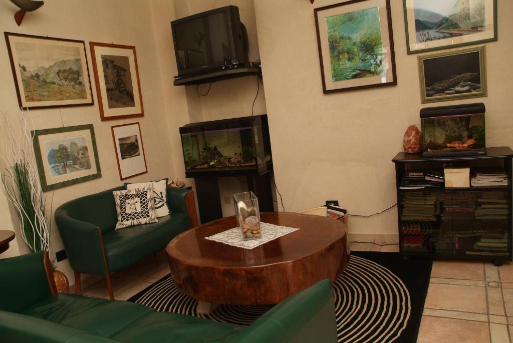 蒙泰伊索拉的住宿－蒙泰伊索拉森林酒店，客厅配有咖啡桌和椅子