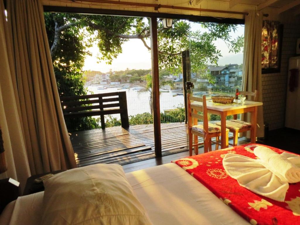瓜德丁堡的住宿－Casinha RDS，一间卧室设有一张床,享有阳台的景色