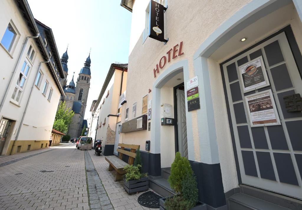 ein Gebäude mit einem Schild an der Straßenseite in der Unterkunft Hotel Alt Speyer in Speyer