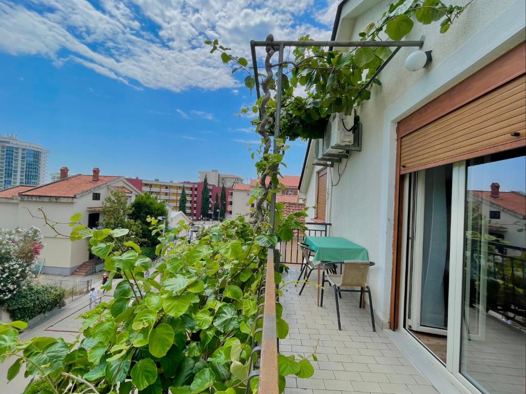 Garden House Budva - Triple Room With Balcony