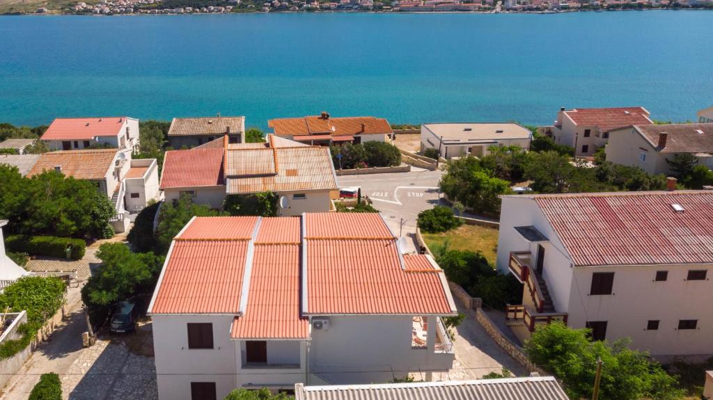 eine Luftansicht einer Stadt mit Häusern und Wasser in der Unterkunft Apartments Salis in Pag
