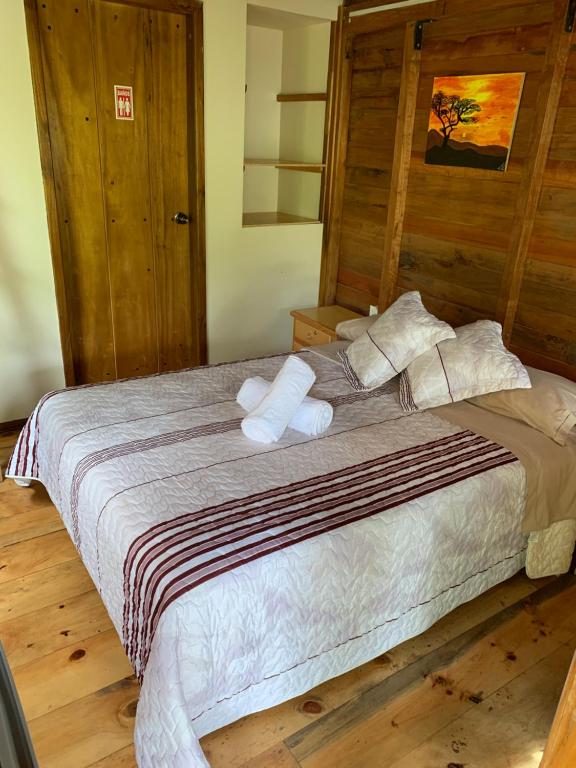 Postel nebo postele na pokoji v ubytování Colinas de Mindo