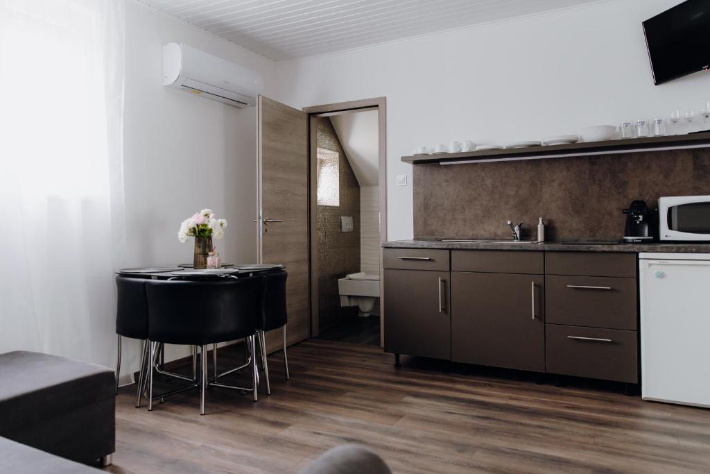 Kuchyň nebo kuchyňský kout v ubytování Nyírfa Apartman
