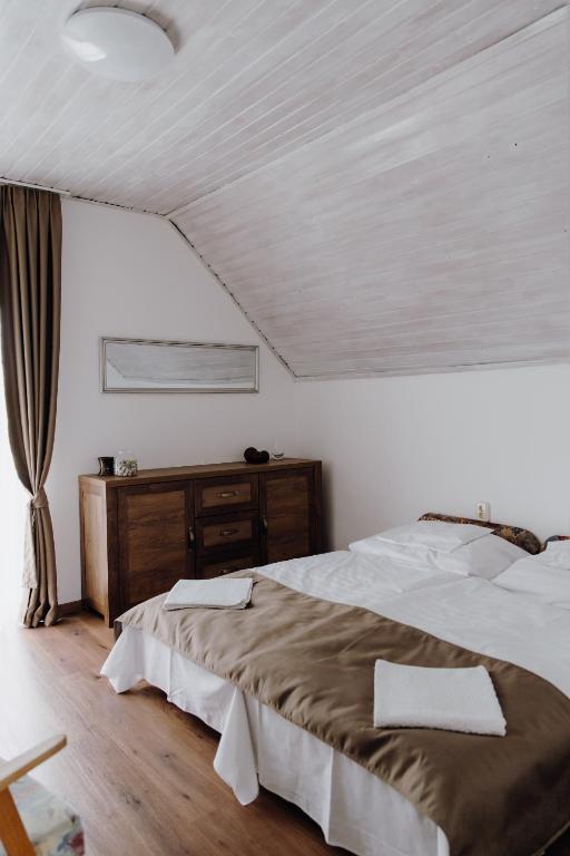 Postel nebo postele na pokoji v ubytování Nyírfa Apartman