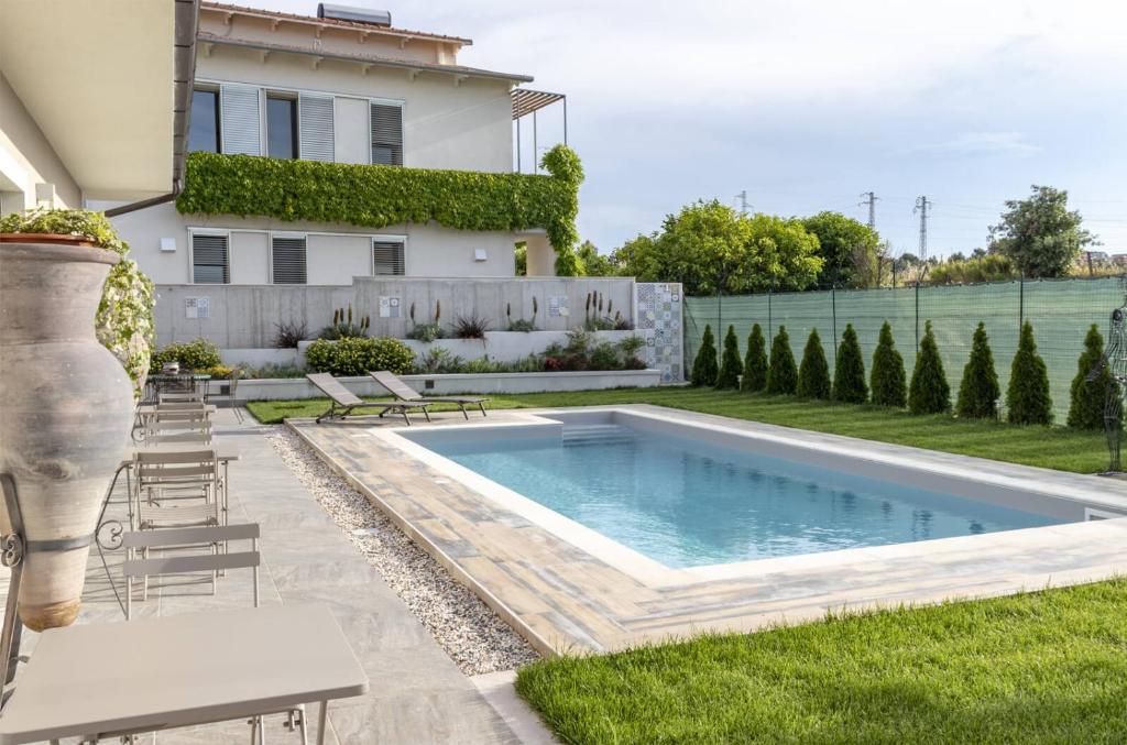 una piscina nel cortile di una casa di Corte Lissa a Termoli