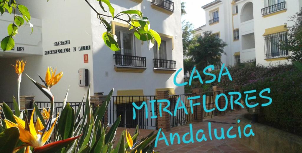 un bâtiment avec les mots casa miraflores et bâtiments dans l'établissement Luxurious Seaview apartment 6p, La Cala de Mijas, à La Cala de Mijas