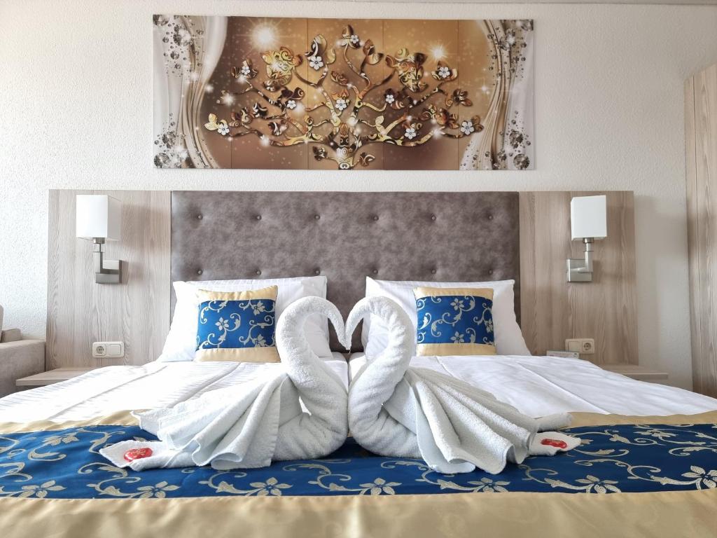 Postel nebo postele na pokoji v ubytování Hotel Medebach - Zum Schwanenkönig