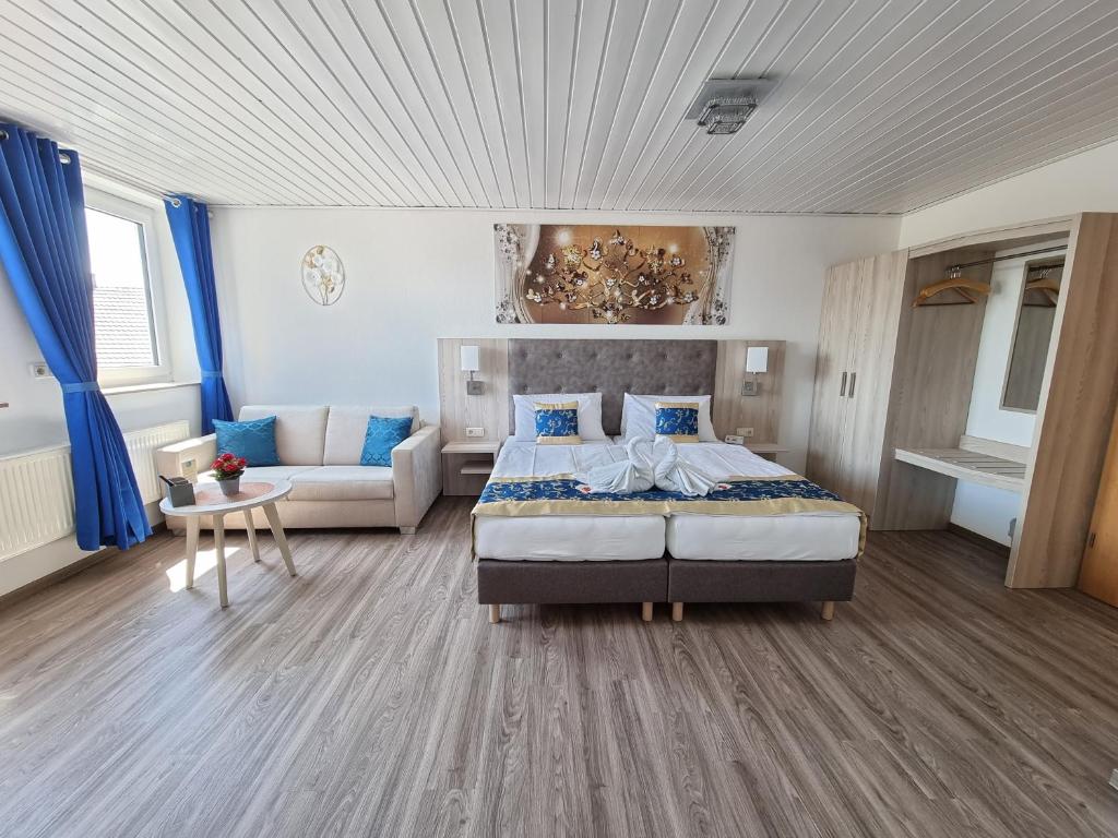 Postel nebo postele na pokoji v ubytování Hotel Medebach - Zum Schwanenkönig