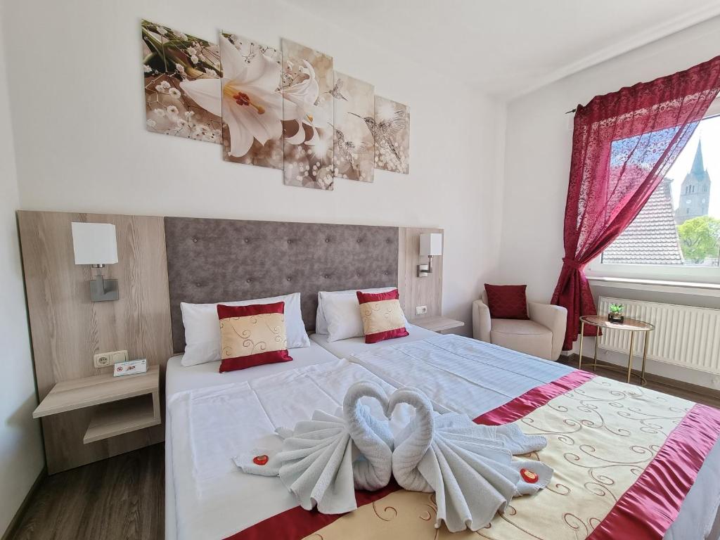 Postel nebo postele na pokoji v ubytování Hotel Medebach - Zum Schwanenkönig