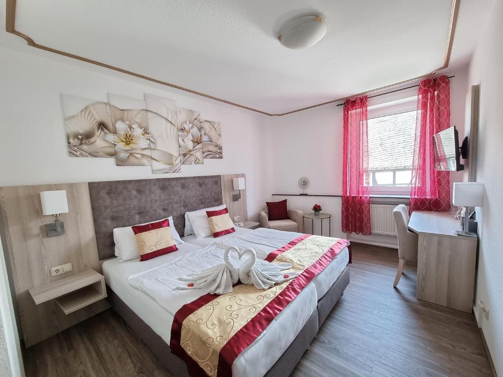 Postel nebo postele na pokoji v ubytování Hotel Medebach - Zum Schwanenkönig