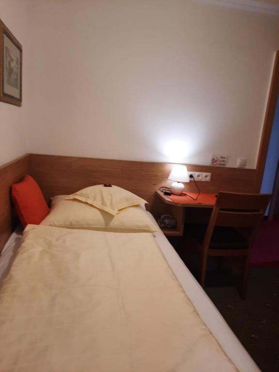 Postel nebo postele na pokoji v ubytování Landgasthof Hubertusstubn