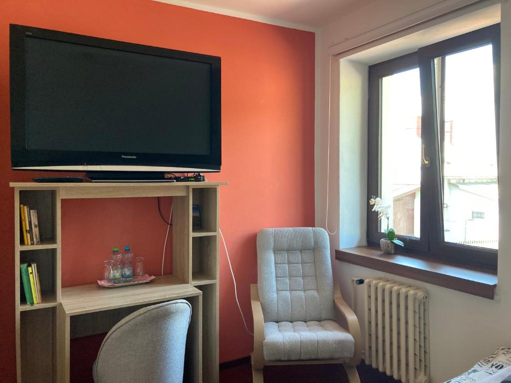TV a/nebo společenská místnost v ubytování Hospůdka U rybníčku
