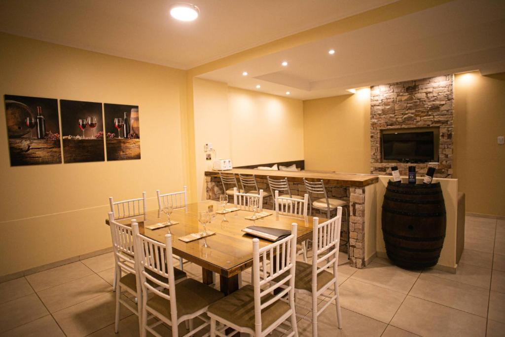 una sala da pranzo con tavolo e botte di vino di La Finca Multiespacio a San Rafael