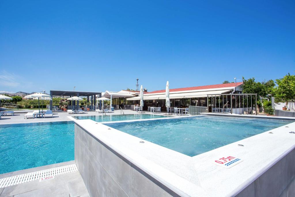 Bazén v ubytování Tsampika Hotel Faliraki nebo v jeho okolí