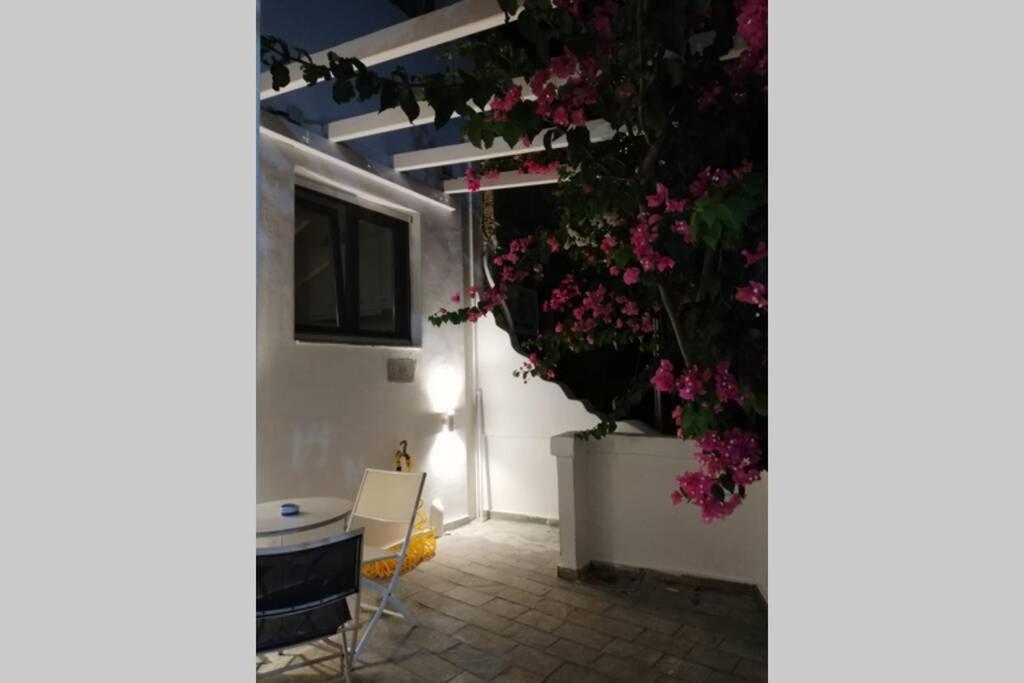 A balcony or terrace at Cycladic Villa La Paloma - Κυκλαδίτικο σπίτι δίπλα στον γιαλό