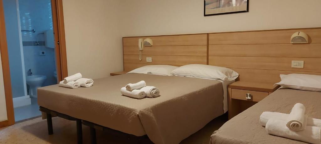 A bed or beds in a room at Hotel Brezza